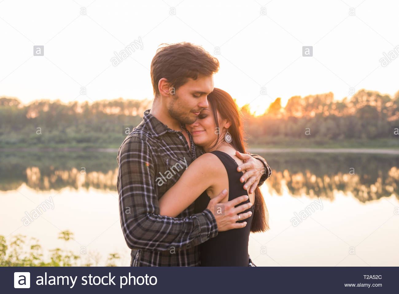 Featured image of post Romantic Pictures Of People Hugging